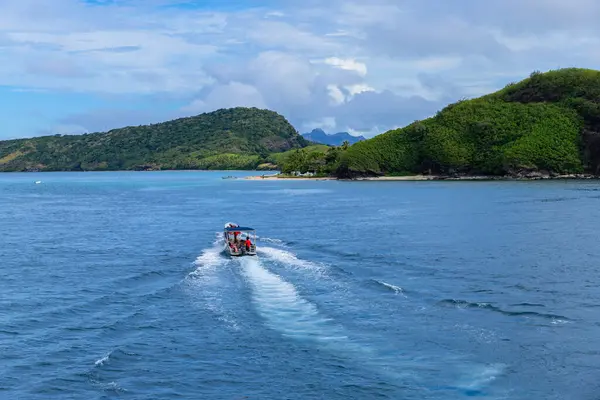 Nacula; Fiji: Nacula Adası, Yasawa adaları, Fiji, Güney Pasifik Adaları, Pasifik kıyılarındaki bir gemide bir grup turist