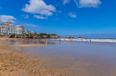 Biarritz, Fransa: Fransa 'nın Biarritz tatil beldesindeki Grande Plage (Büyük Plaj) plajında insanlar.