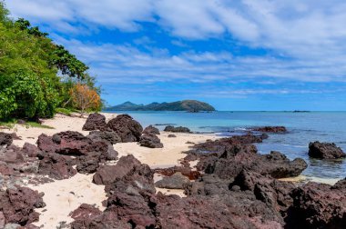 Yasawa Adaları, Fiji 'deki Nacula Adası' ndaki sahilde kayalar var.