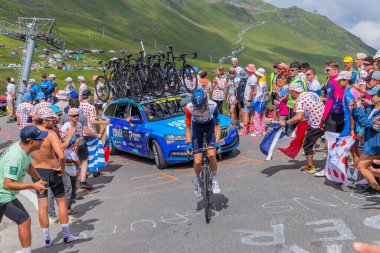 Col du Tourmalet, Fransa: Krists Neilands, Fransa Bisiklet Turu 2023 'ün 6. Aşaması sırasında Pyerenees dağlarındaki Col du Tourmalet yoluna tırmandı.