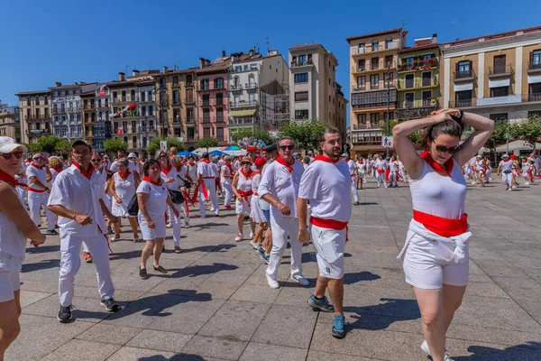 Pamplona Spain People Celebrate San Fermin Festival Traditional White Abd — Stockfoto