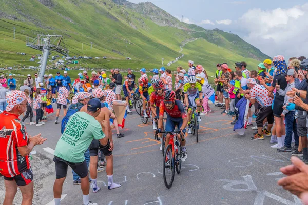 Col Tourmalet Francie Jezdci Šplhají Silnici Col Tourmalet Horách Pyerenees — Stock fotografie