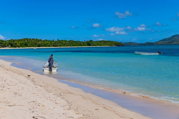 Nacula Fiji Ember Egy Csónakban Tengerparton Várja Turistákat Yasawa Island — Stock Fotó