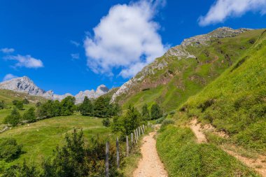 Asturias ve Leon arasında Las Ubinas 'ın Massif' i. Asturias 'taki Las Ubinas-La Mesa Doğal Parkı ve Leon, İspanya' daki Babia y Luna Doğal Parkı 'nda.