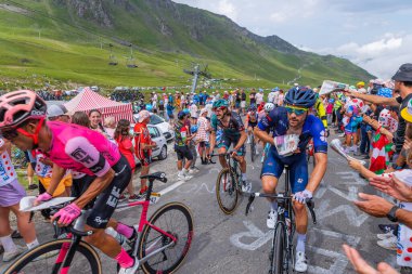 Col du Tourmalet, Fransa: Fransa 2023 Fransa Bisiklet Turu 'nun 6. Aşaması sırasında Pyerenees dağlarındaki Col du Tourmalet yoluna çıkanlar.