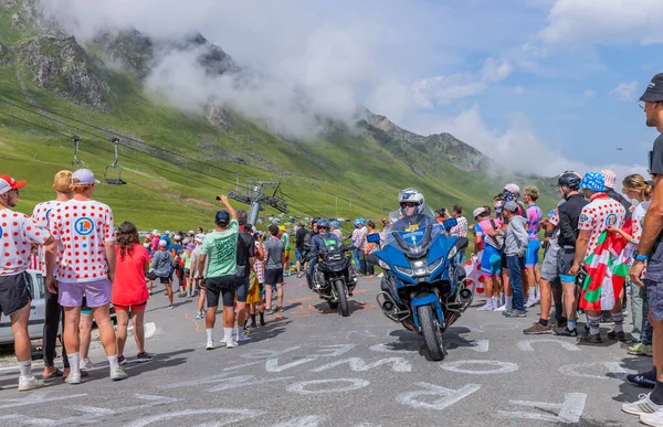 法国图尔马莱特山脉 在法国环球旅行2023年第6阶段 骑自行车的粉丝们正在皮耶里奈斯山脉等待图尔马莱特山脉山顶的颠簸声 — 图库照片
