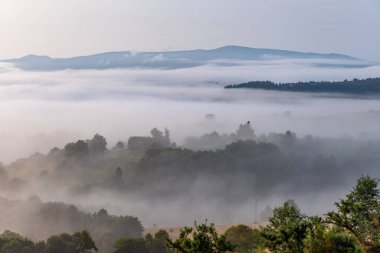 St. James yolu boyunca gün doğumunda Galiçya dağ manzarası. Lugo
