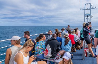 Nadi, Fiji: Fiji Adaları 'nın Nadi kıyısındaki bir gemide turist grubu