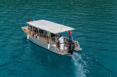 Nadi, Fiji: Fiji Adaları 'nın Nadi kıyısındaki bir gemide turist grubu