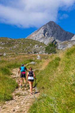 Asturias, İspanya: Camino de Santiago 'daki hacılar (Saint James Yolu) dağlardaki sisli sabah ışıkları arasında. Primitivo. Asturias, İspanya
