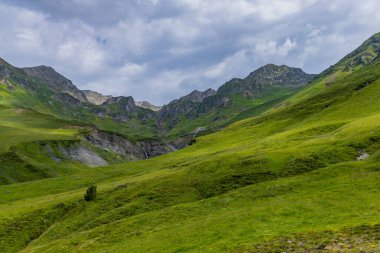 Pyrenees dağlarındaki Col du Tourmalet yakınlarındaki dağ manzarası. Fransa.