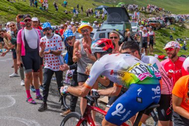 Col du Tourmalet, Fransa: Fransa 2023 Fransa Bisiklet Turu 'nun 6. Aşaması sırasında Pyerenees dağlarındaki Col du Tourmalet yoluna çıkanlar.