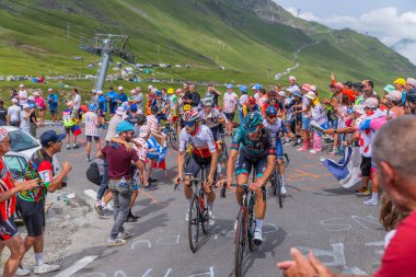Col du Tourmalet, Fransa: Fransa 2023 Fransa Bisiklet Turu 'nun 6. Aşaması sırasında Pyerenees dağlarındaki Col du Tourmalet yoluna çıkanlar.