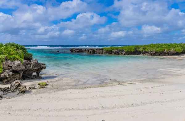 Vanuatu 'daki Efate Adası' nda sahil, Port Vila yakınlarında. Doğu kıyısında ünlü bir plaj.