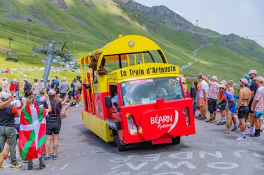 Col du Tourmalet, Fransa: Fransa 2023 Fransa Bisiklet Turu 'nun 6. Aşaması sırasında Pyerenees dağlarındaki Col du Tourmalet' in tepesindeki karavan vagonu