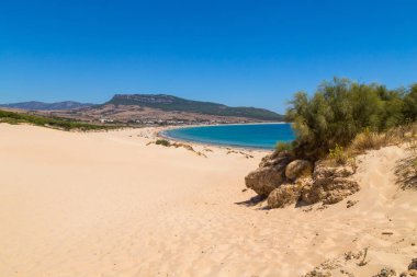 Tarifa, İspanya - Playa de Bolonia Plajı 'na yürüyen turistler, Tarifa, Cadiz' in bozulmamış beyaz kumsalı. Endülüs, İspanya.
