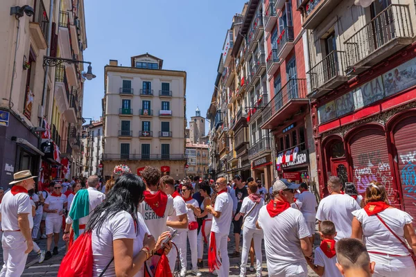 Pamplona Spanien Menschen Feiern San Fermin Fest Traditioneller Weißer Und — Stockfoto