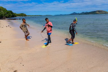 Nacula, Fiji: Yerli çocuklar Fiji 'deki Nacula adasında sahilde balık tutuyorlar.