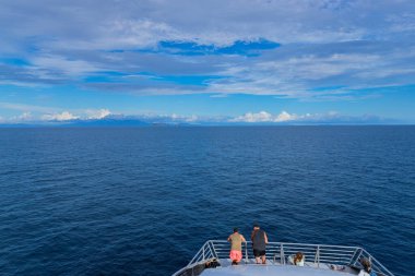Viti Levu, Fiji: Denarau limanındaki bir gemide bir grup turist. Viti Levu. Fiji.