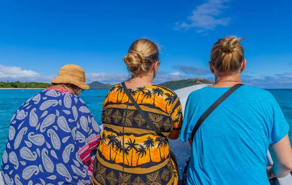 Nacula Φίτζι Τουρίστες Βάρκα Κοντά Στο Νησί Nacula Στα Νησιά — Φωτογραφία Αρχείου