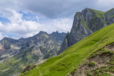 Pyrenees dağlarındaki Col du Tourmalet yakınlarındaki dağ manzarası. Fransa.