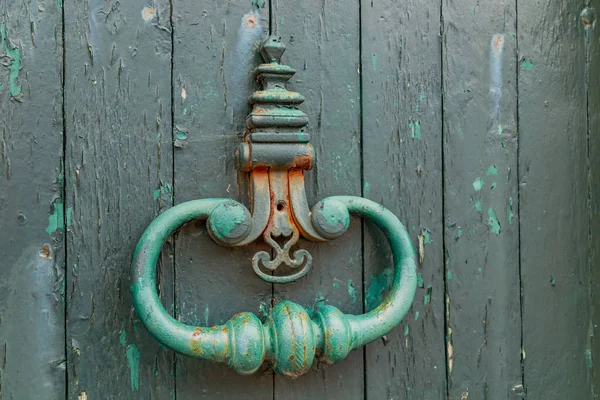 Παλιά Πόρτα Λαβή Σκουριασμένο Δαχτυλίδι Σιδήρου Πόρτα Από Ξύλο Βρετάνη — Φωτογραφία Αρχείου