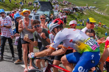 Col du Tourmalet, Fransa: Toplam Enerji sürücüsü Pyerenees dağlarındaki Col du Tourmalet yoluna tırmandı..