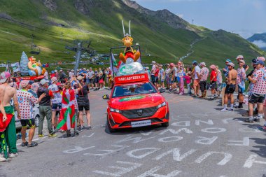 Col du Tourmalet, Fransa: Fransa 2023 Fransa Bisiklet Turu 'nun 6. Aşaması sırasında Pyerenees dağlarındaki Col du Tourmalet' in tepesindeki karavan vagonu