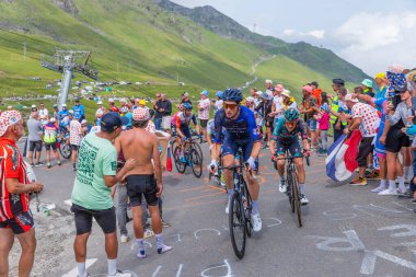 Col du Tourmalet, Fransa: Fransa 2023 Fransa Bisiklet Turu 'nun 6. Aşaması sırasında Pyerenees dağlarındaki Col du Tourmalet yoluna çıkanlar.