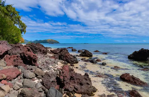 フィジー ヤサワ諸島のナヌーラ島のビーチでロック — ストック写真