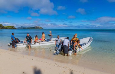 Nacula, Fiji: Nacula Adası, Yasawa Adaları, Fiji, Güney Pasifik Adaları, Pasifik 'teki tropikal kumlu plajlarda yaşayan turistler