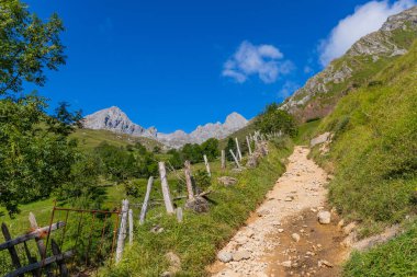 Asturias ve Leon arasında Las Ubinas 'ın Massif' i. Asturias 'taki Las Ubinas-La Mesa Doğal Parkı ve Leon, İspanya' daki Babia y Luna Doğal Parkı 'nda.