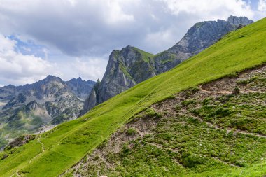 Pyrenees dağlarındaki Col du Tourmalet yakınlarındaki dağ manzarası. Fransa.