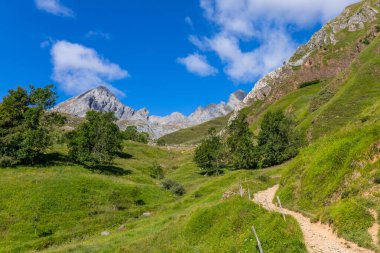 Asturias ve Leon arasında Las Ubinas 'ın Massif' i. Asturias 'taki Las Ubinas-La Mesa Doğal Parkı ve Leon, İspanya' daki Babia y Luna Doğal Parkı 'nda.