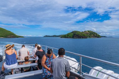 Viti Levu, Fiji: Denarau limanındaki bir gemide bir grup turist. Viti Levu. Fiji.