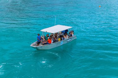 Nadi, Fiji: Fiji Adaları 'nın Nadi kıyısındaki bir gemide turist grubu