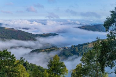 St. James yolu boyunca gün doğumunda Galiçya dağ manzarası. Lugo