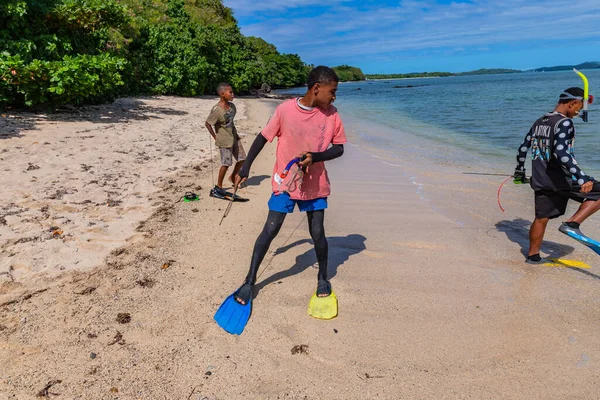 Nacula, Fiji: Yerli çocuklar Fiji 'deki Nacula adasında sahilde balık tutuyorlar.