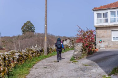 Navarre, İspanya: Seyyah Camino De Santiago boyunca yürü, St. James hac yolu, Navarre, İspanya.