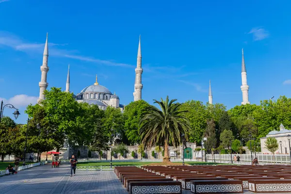 İstanbul, Türkiye: Arkaplanda Mavi Cami ile Parkta Yürüyen İnsanlar