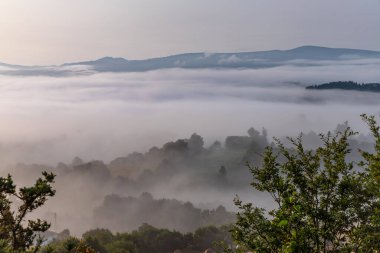 St. James yolu boyunca gün doğumunda Galiçya dağ manzarası. Lugo