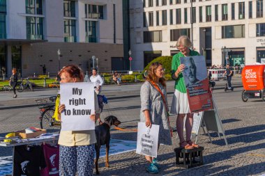 Berlin, Almanya: WikiLeaks 'in kar amacı gütmeyen bir kuruluşu olan Julian Assange' ı desteklemek amacıyla Berlin sokaklarında pankartlı protestocular
