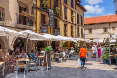 Oviedo, Asturias, İspanya: Yazın Oviedo sokaklarında şehir hayatı. Oviedo, Asturias 'ın merkezinde, Naln Nehri ile Nora Nehri arasında yer almaktadır..
