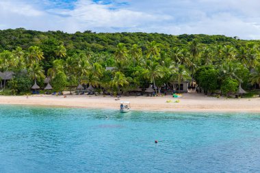 Nacula, Fiji: Yasawa Adaları, Fiji 'deki Naviti tropikal adasında turist botu. Bu takımada yaklaşık 20 volkanik adadan oluşur.