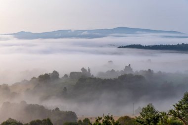St. James yolu boyunca gün doğumunda Galiçya dağ manzarası. Lugo