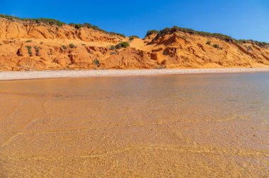 Maputo, Mozambik 'in dışındaki Inhaca Adası' ndaki el değmemiş plaj.