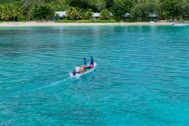 Nacula; Fiji: Nadi, Fiji Adaları kıyısındaki bir gemide turist grubu
