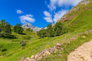 Asturias ve Leon arasında Las Ubinas 'ın Massif' i. Asturias 'taki Las Ubinas-La Mesa Doğal Parkı ve Leon, İspanya' daki Babia y Luna Doğal Parkı 'nda.