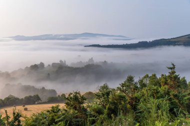 St. James yolu boyunca gün doğumunda Galiçya dağ manzarası. Lugo