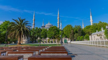 İstanbul, Türkiye - Arkaplanda Mavi Cami ile Parkta Yürüyen İnsanlar
